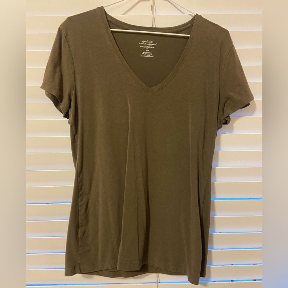Olive green banana republic tshirt